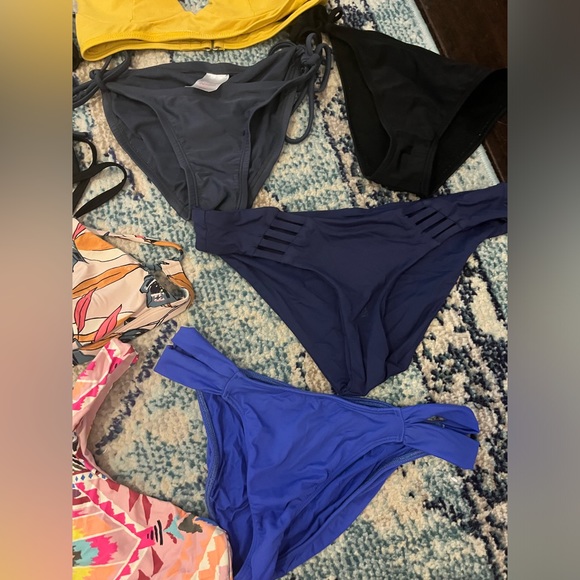 Swimwear top and bottom lot - Picture 3 of 4